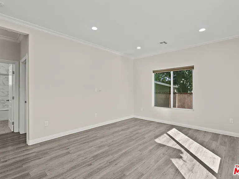 6715 Cedros Ave — Photo 8