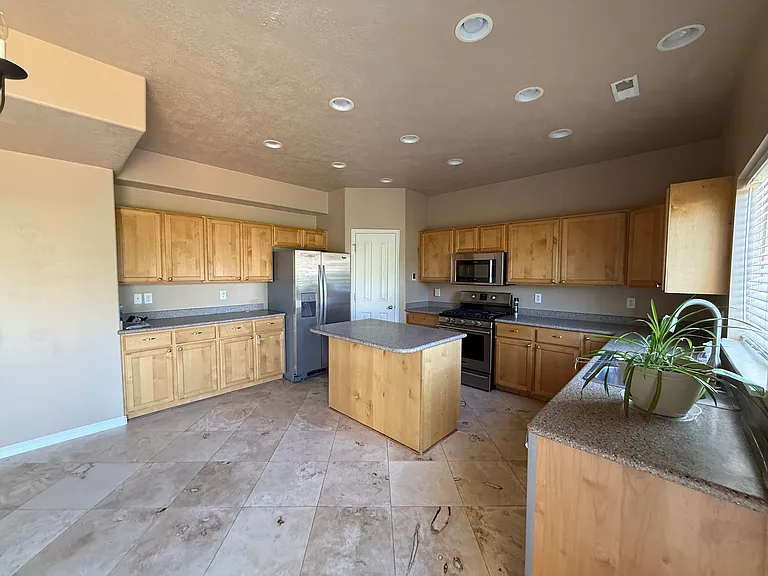 Kitchen, Kitchen Island, and Dining Area