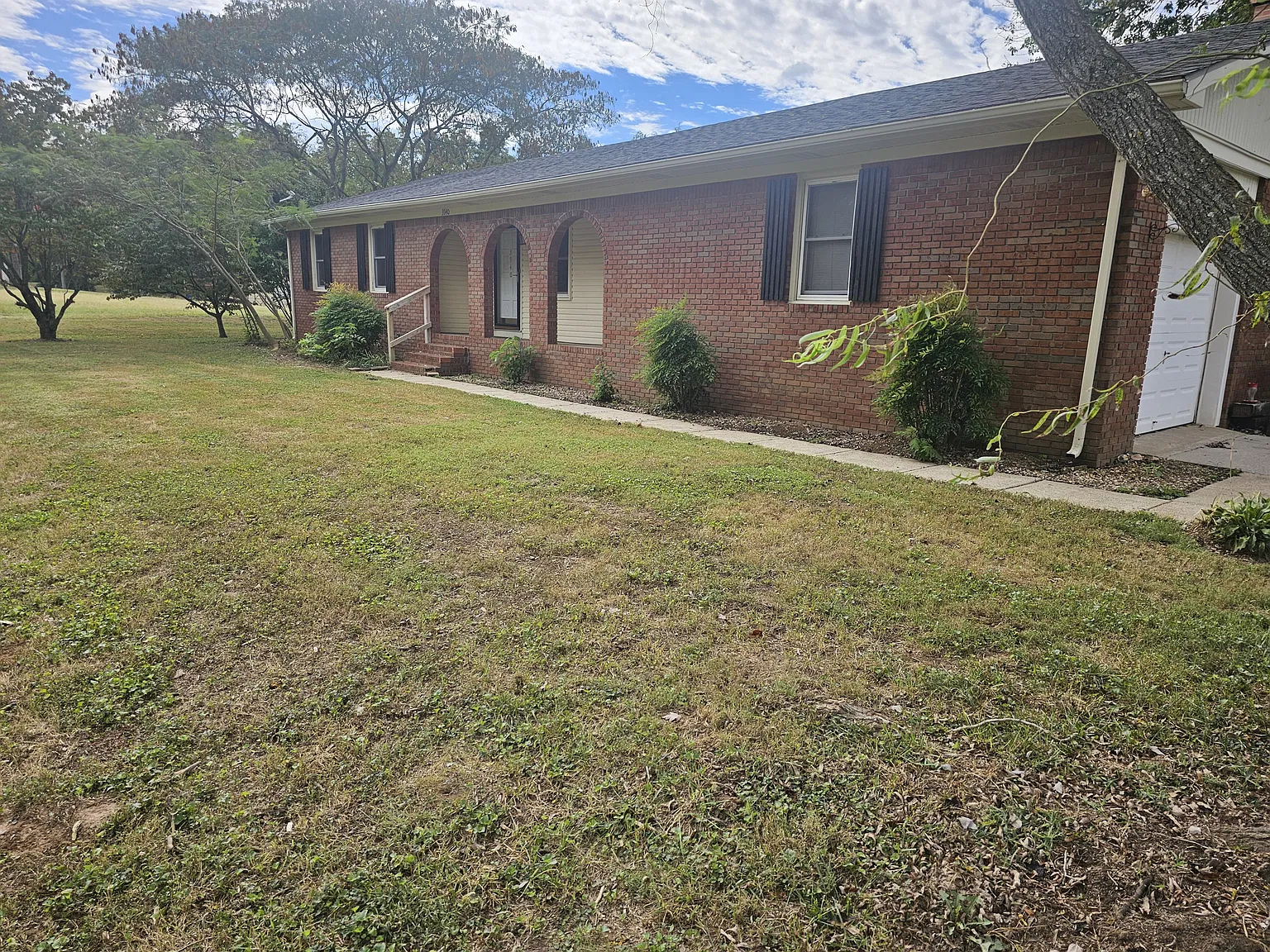 3 bed, 1608 sqft, $1,600 — Photo 2