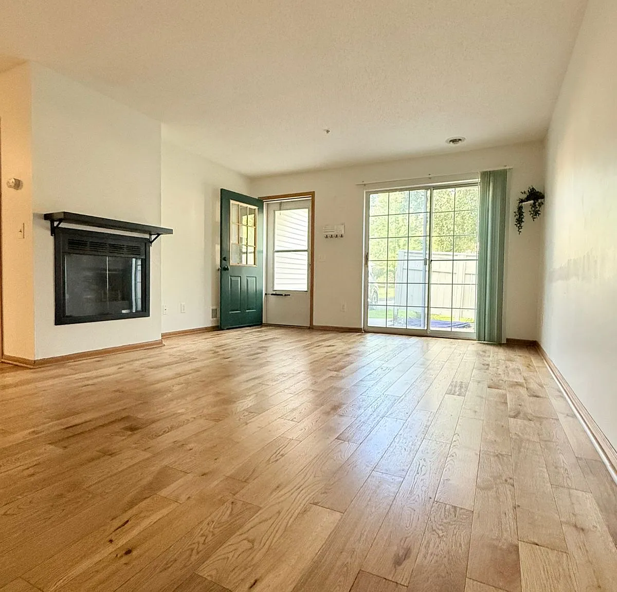 3 bed, 1329 sqft, $2,350 — Photo 2