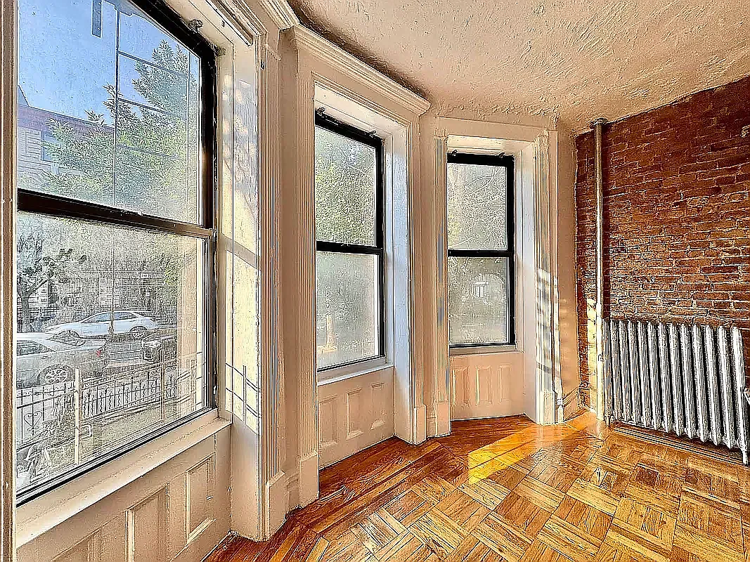 1046 Bergen St — Photo 2
