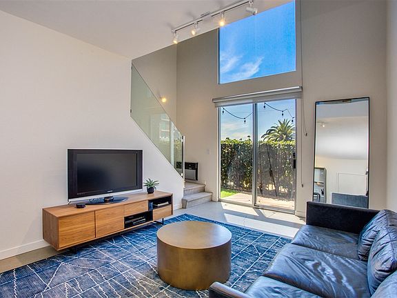 2nd image of 955 W Hawthorn St APT 17