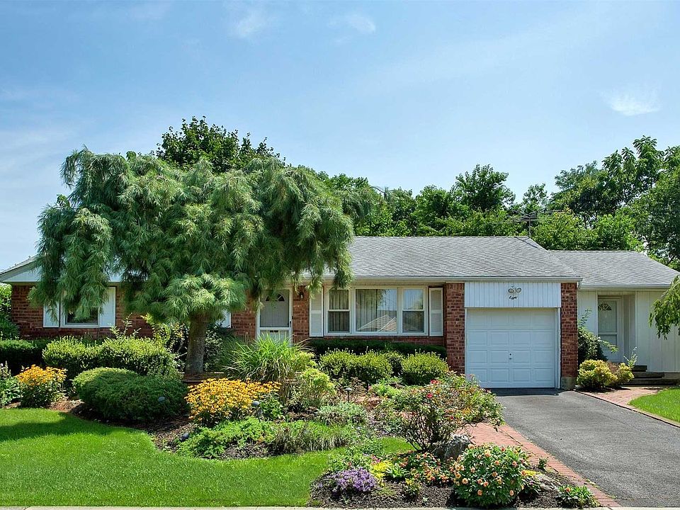 1st image of 8 Cedar Dr S
