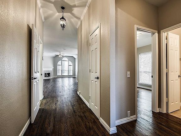 4th image of 2320 Killarney Dr