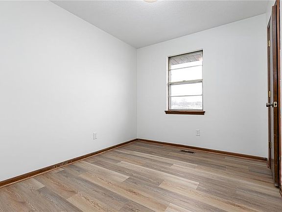 2nd image of 10518 Oak Trafficway