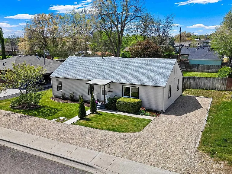 2043 S Leadville Ave — Photo 1