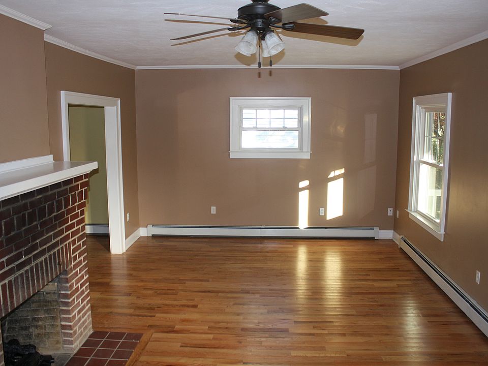 Living room w/fire place