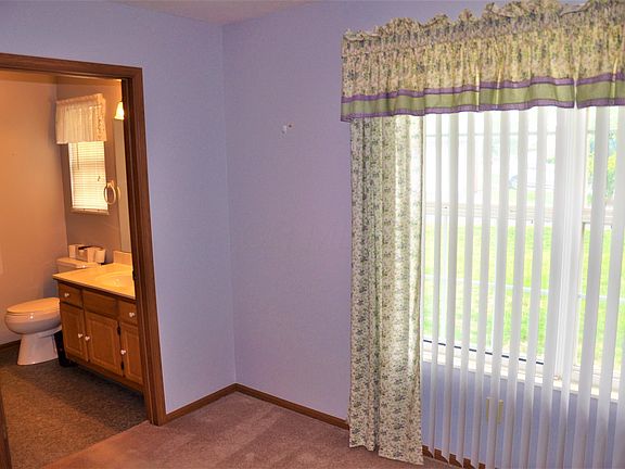 5th image of 1079 Oak Bay Dr