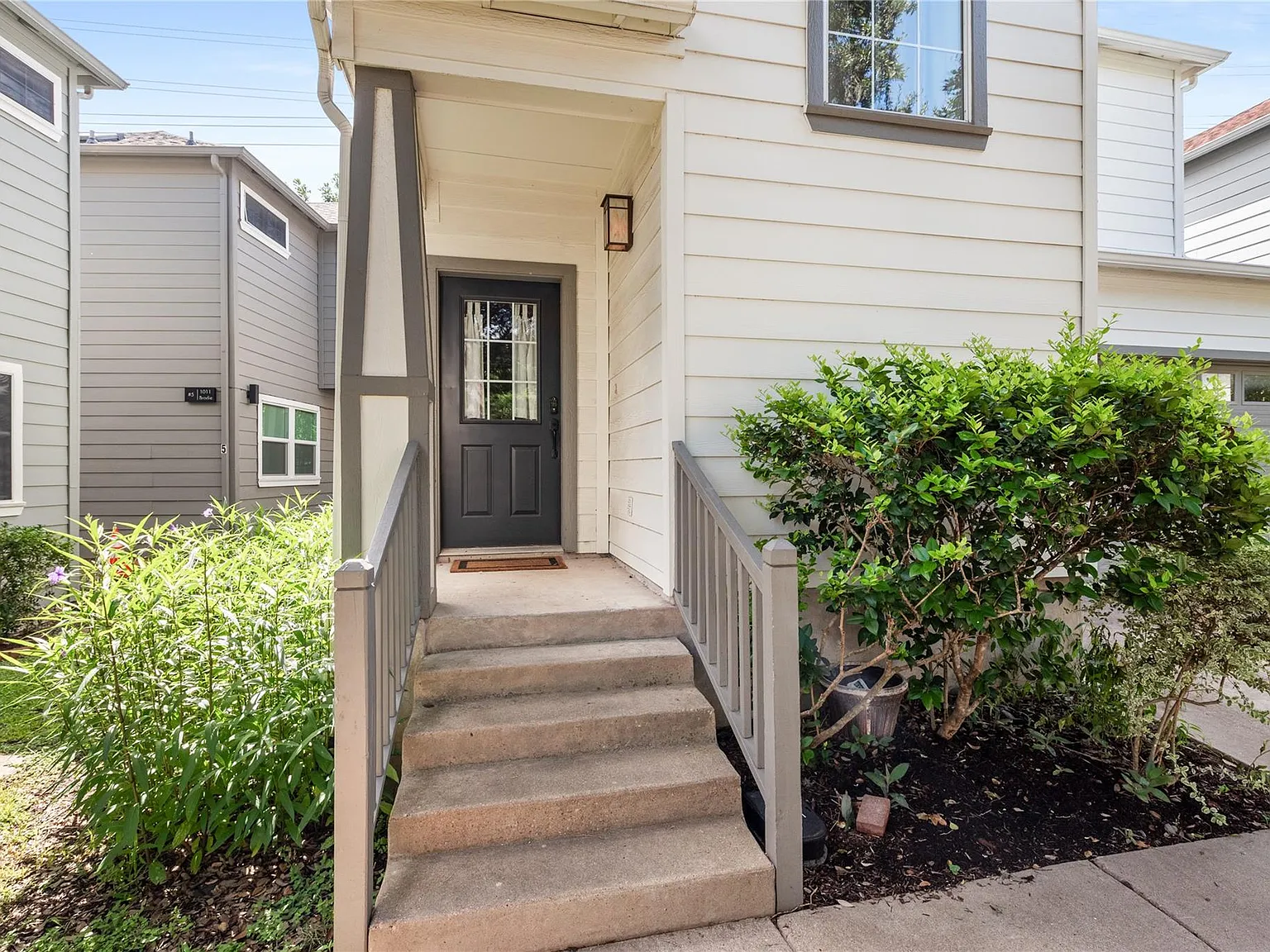 2 bed, 2.5 bath, 1718 sqft, $4,200 — Photo 2
