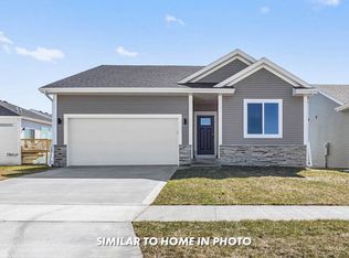 2904 Primrose Ln, Pella, IA 50219