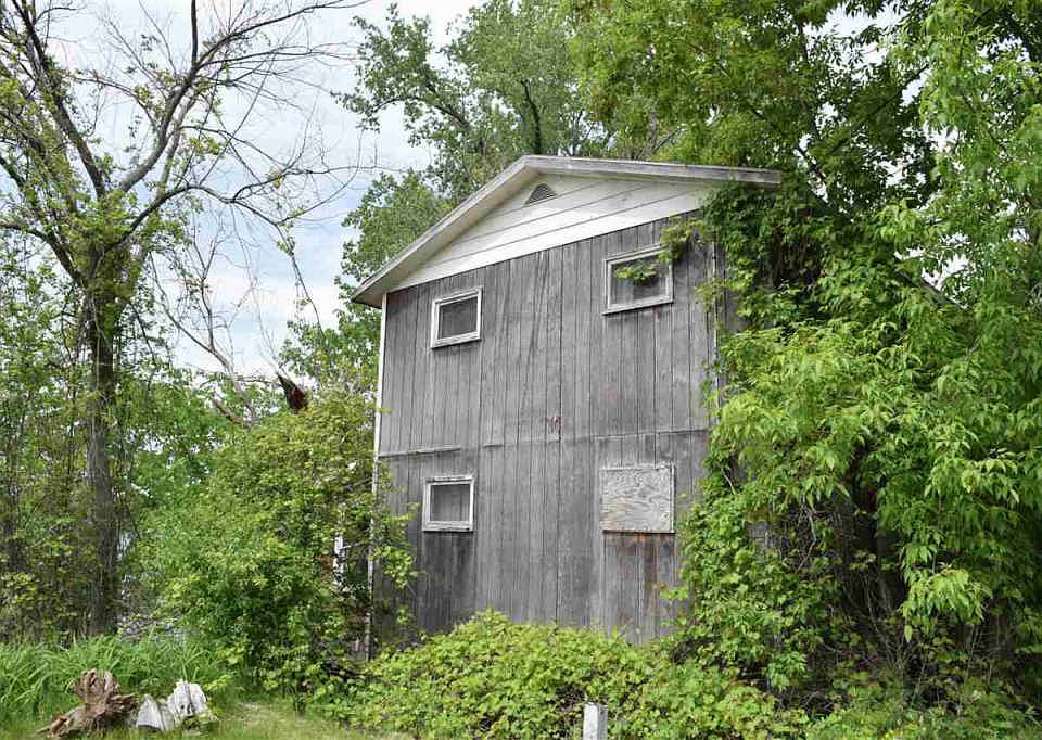 2nd image of 755 E Lakeshore Dr