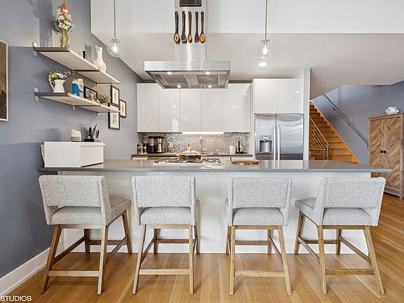 5th image of 935 N Hermitage Ave #3