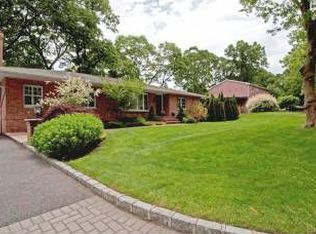 22 Bridle Ln, Huntington Station, NY 11746