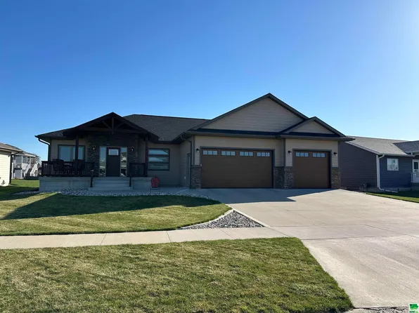 1409 Rockwell Trl, Vermillion, SD 57069