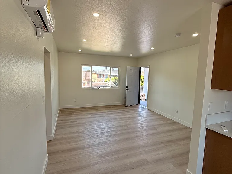 3445 Edgehill Dr #5 — Photo 3
