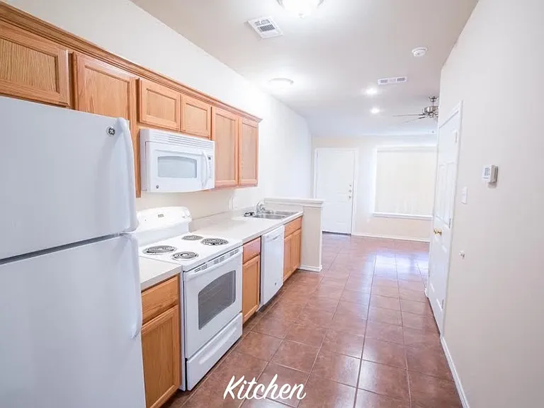 2400 Bryan St — Photo 6