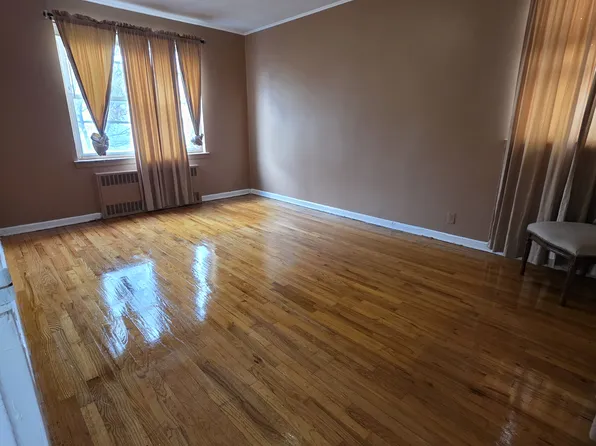 5662 Kings Highway image 1 of 7