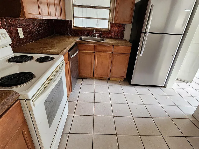 605 Edison Dr — Photo 4