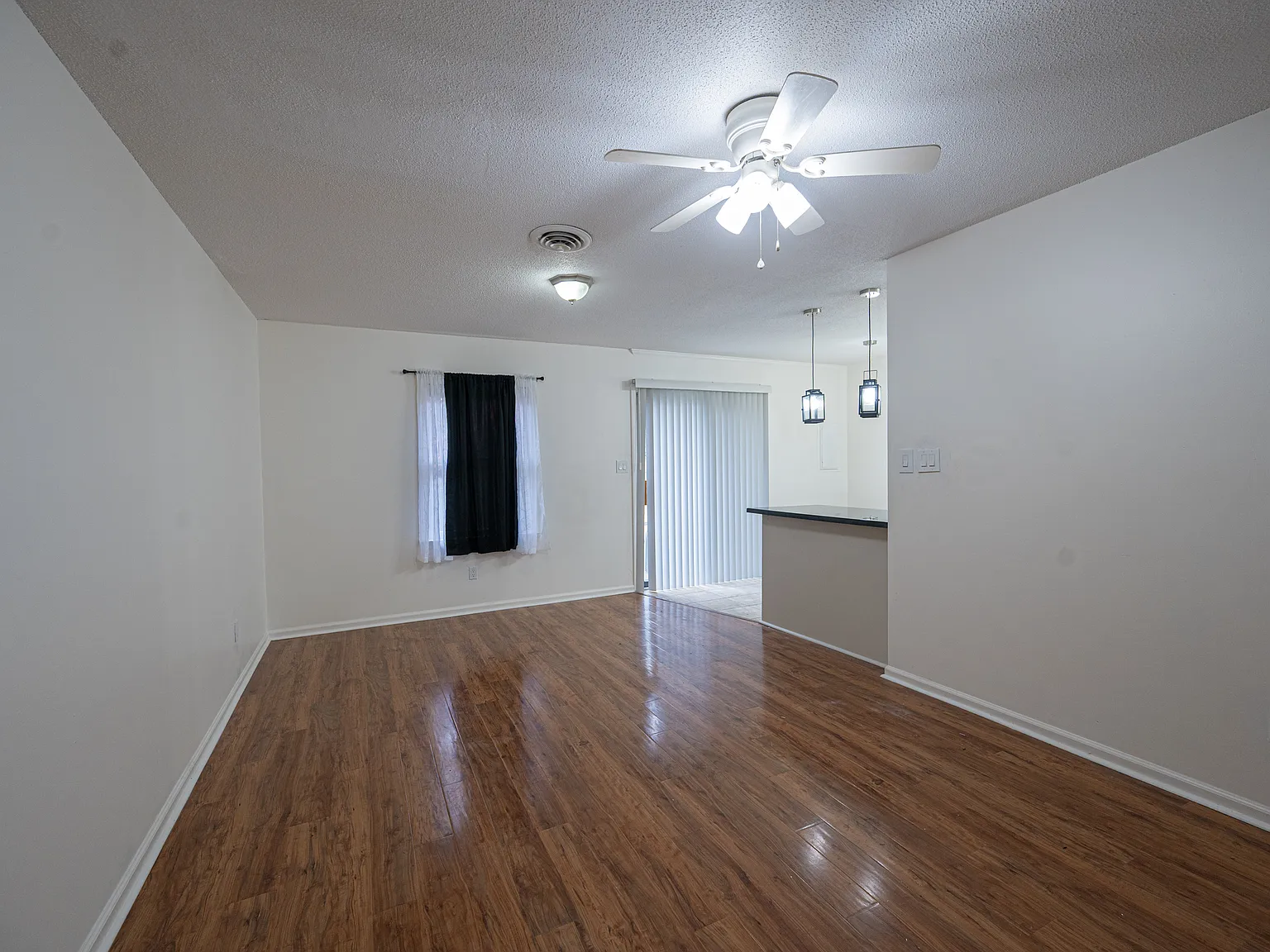 1 bed, 700 sqft, $1,300 — Photo 4