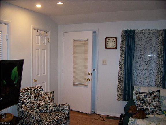 4th image of 1693 Warchester Ave