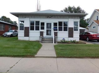 411 Whitelaw Ave, Wood River, IL 62095