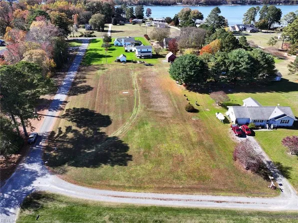 7 Family Ln, Cobbs Creek, VA 23035