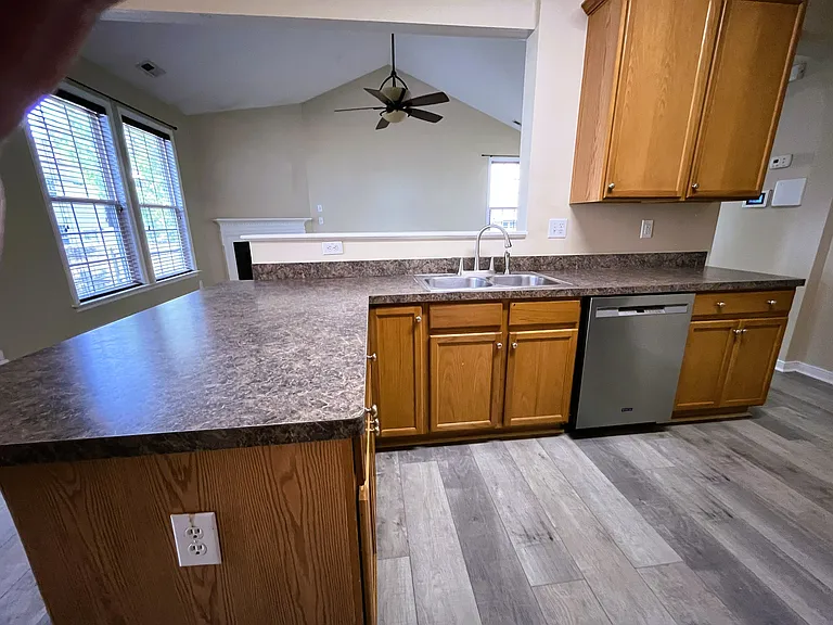 410 Queensbury Ln — Photo 26
