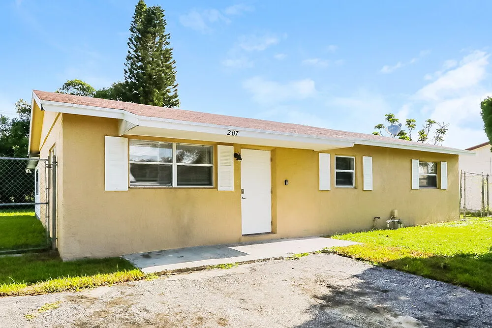 3 bed, 2.0 bath, 1056 sqft, $2,555 — Photo 3