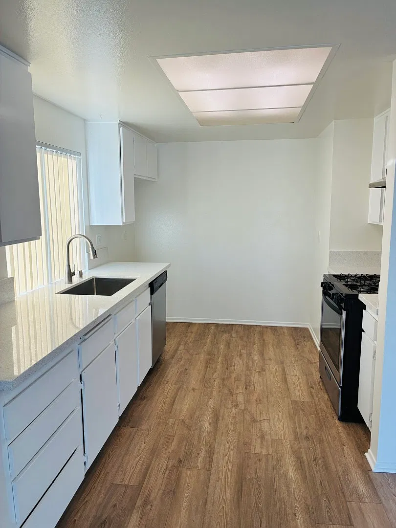 2 bed, 890 sqft, $2,585 — Photo 2