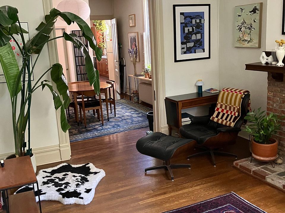 Living Room (1 of 2)