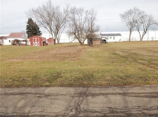 Mapleford St SW, Navarre, OH 44662