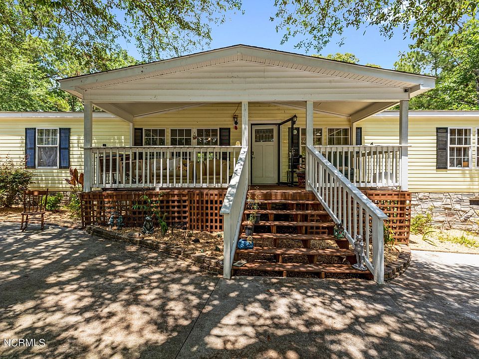 1st image of 818 Moss Court NE