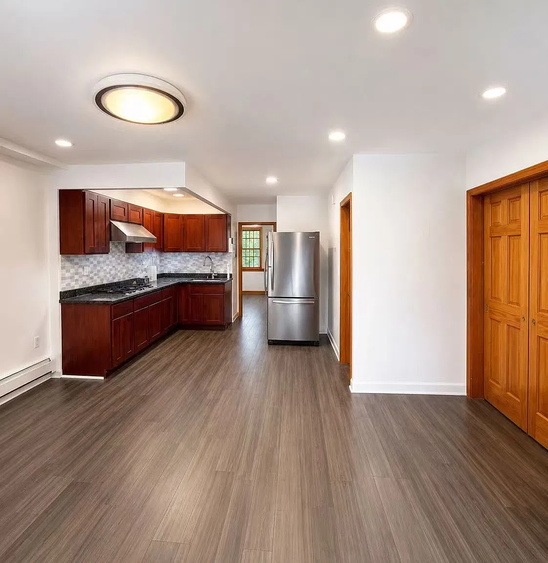 3 bed, 1000 sqft, $3,000 — Photo 2