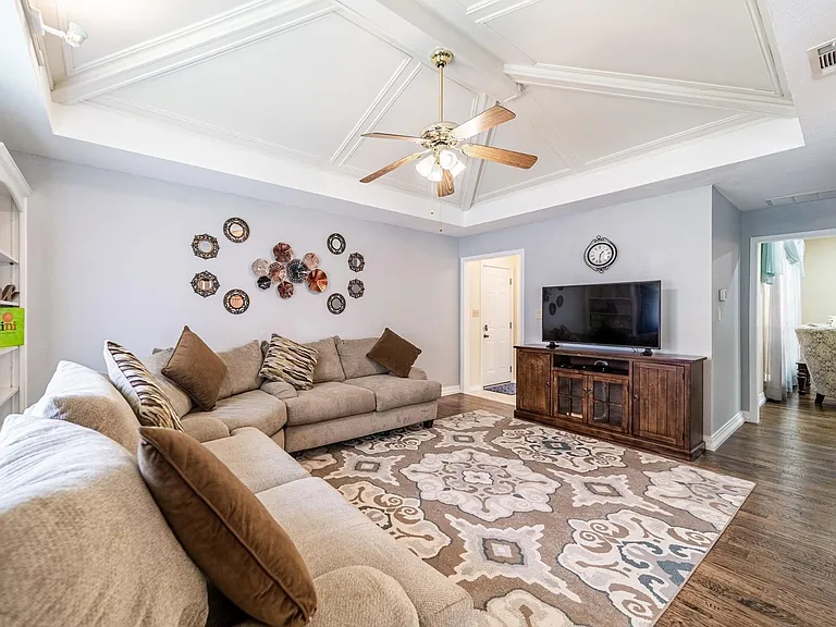 3305 Eisenhower Ln — Photo 4
