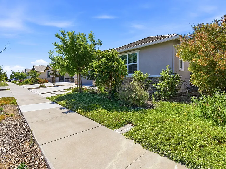 761 Hydrangea Dr — Photo 2