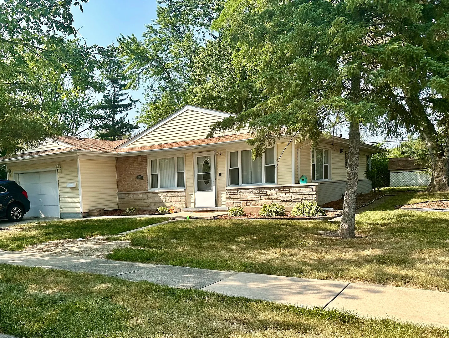 348 Waverly St photo 1