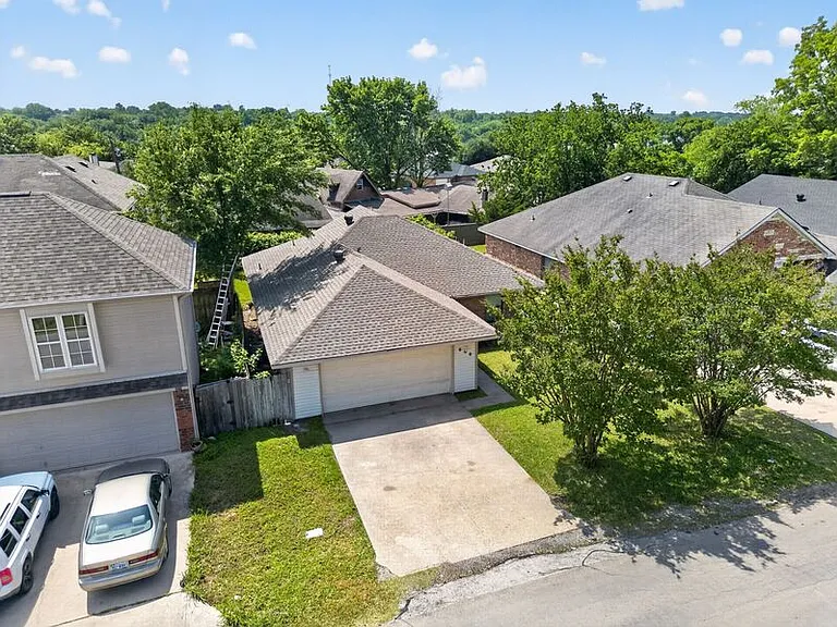 609 Trout St — Photo 36
