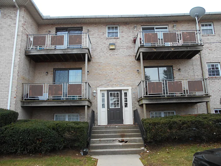 1427 E Tremont St #8 — Photo 3