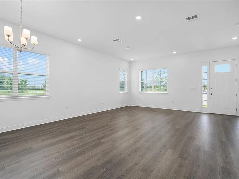 6573 Quest St — Photo 9