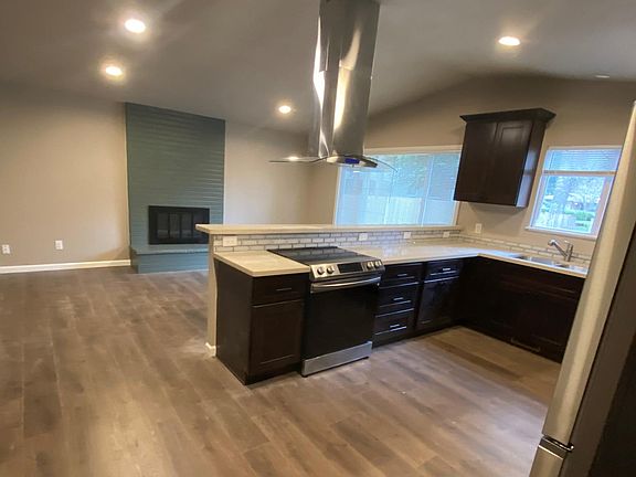 3rd image of 4011 Macadam Ct SE