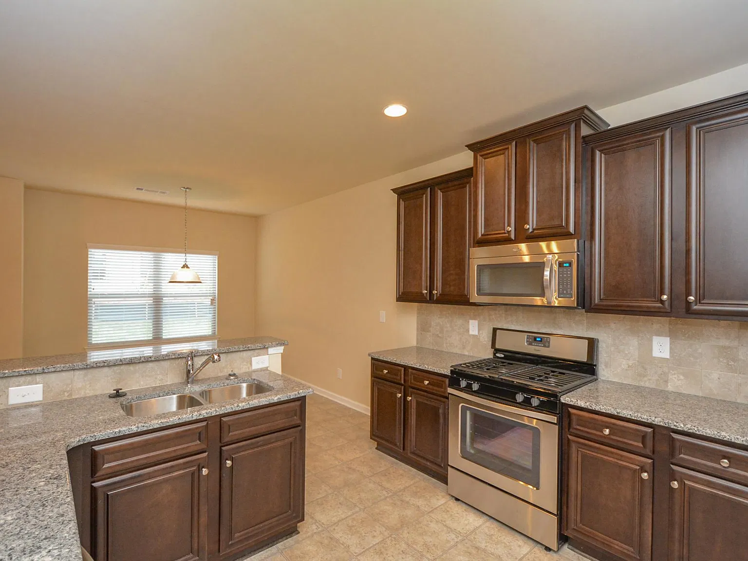4 bed, 2826 sqft, $2,495 — Photo 4