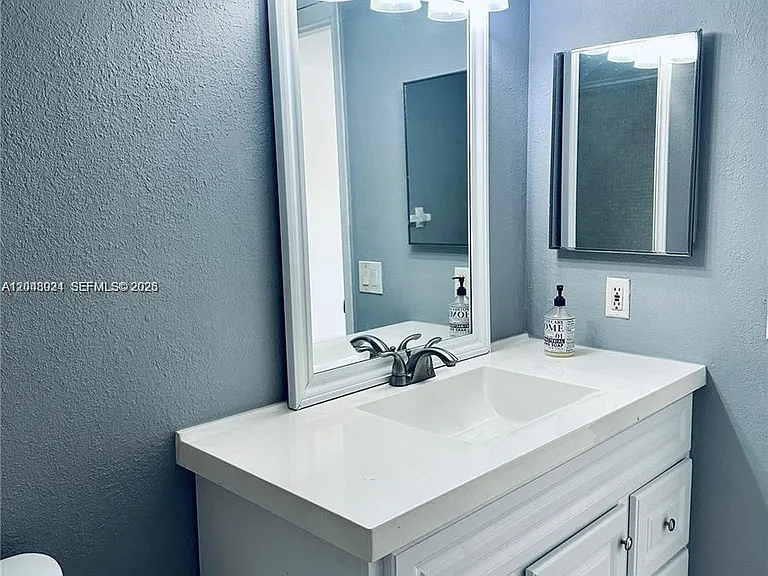 3105 Oakland Shores Dr #J205 — Photo 2