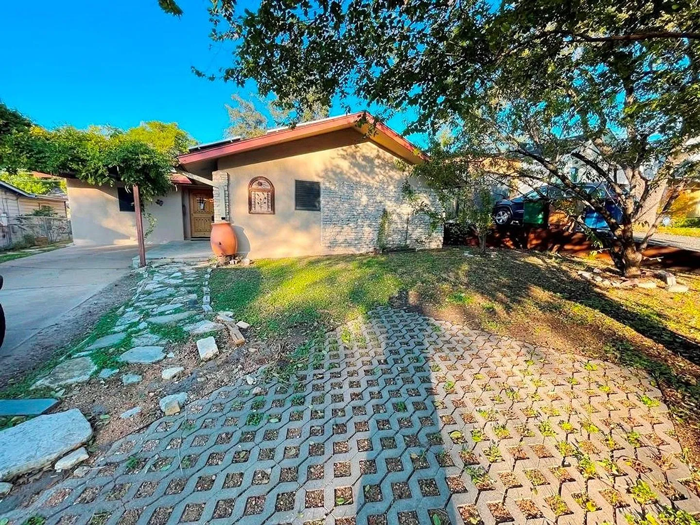 Main house 3/1 + updated 1 bd/full bath cottage! — Photo 2