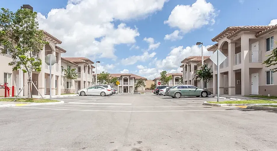 Palm West Apartment Holdings, LLC - 2461 - 103 — Photo 2