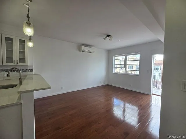 3 bed, 2.0 bath, 6468 sqft, $4,300 — Photo 3