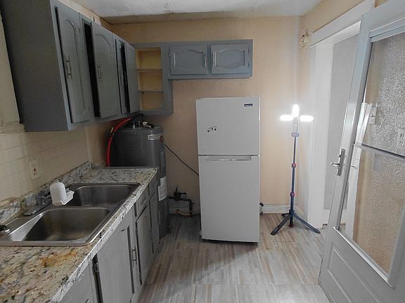 3rd image of 225 W Gracelawn Ave