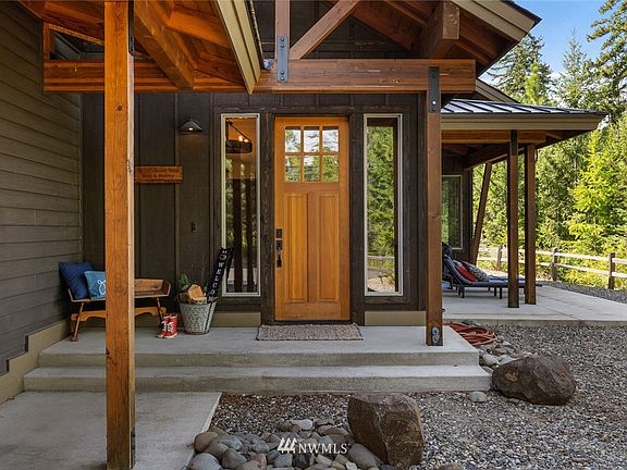 All the perfect elements of excellent NW lodge architecture & style are here.....timber frame construction, wood siding, metal & comp roof, concrete patio, cedar split rail fence.