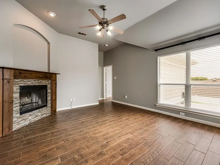300 Creekside Dr — Photo 2