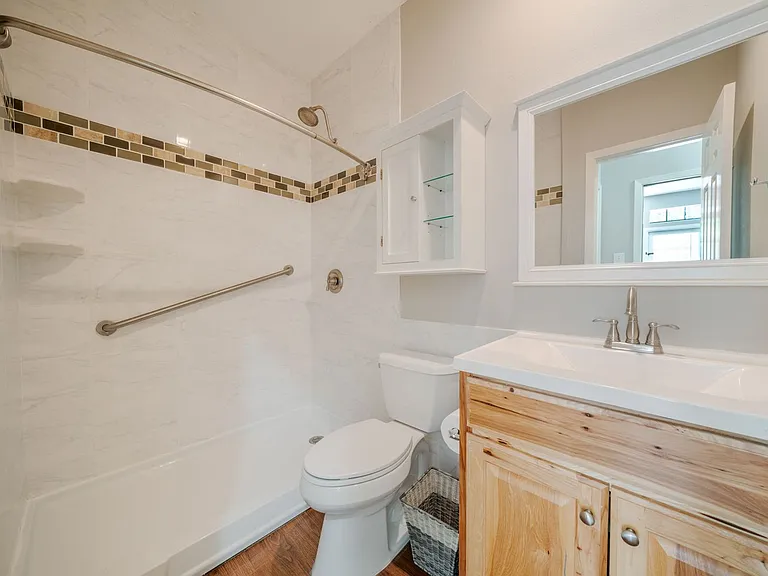 2300 Leon St #101 — Photo 16