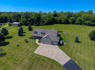 W424 Potter Rd, Burlington, WI 53105